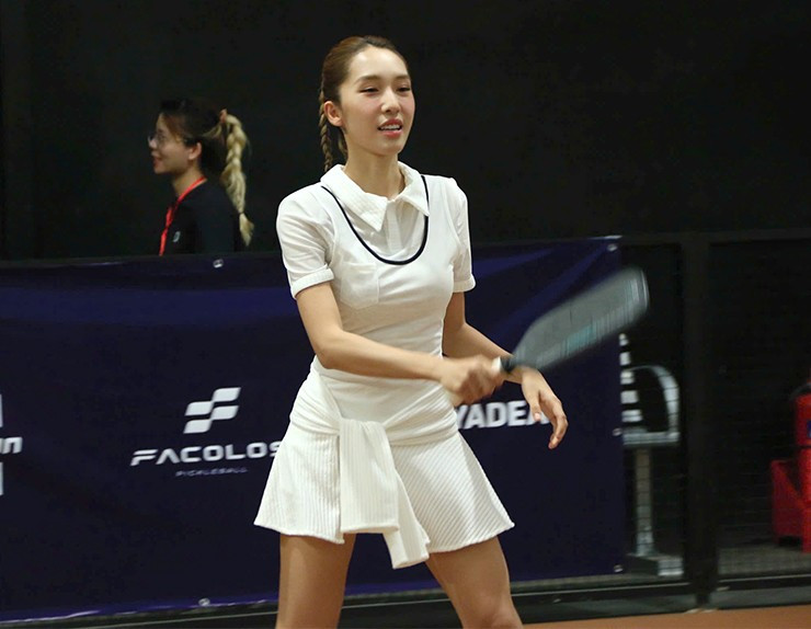 Nữ ca sĩ thích thú với bộ môn thể thao hot dành cho giới trẻ.