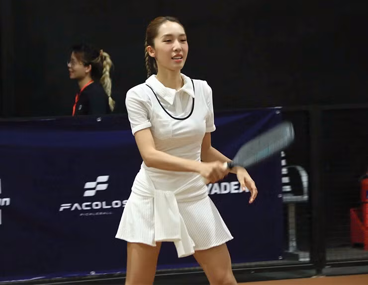 Nữ ca sĩ thích thú với bộ môn thể thao hot dành cho giới trẻ.