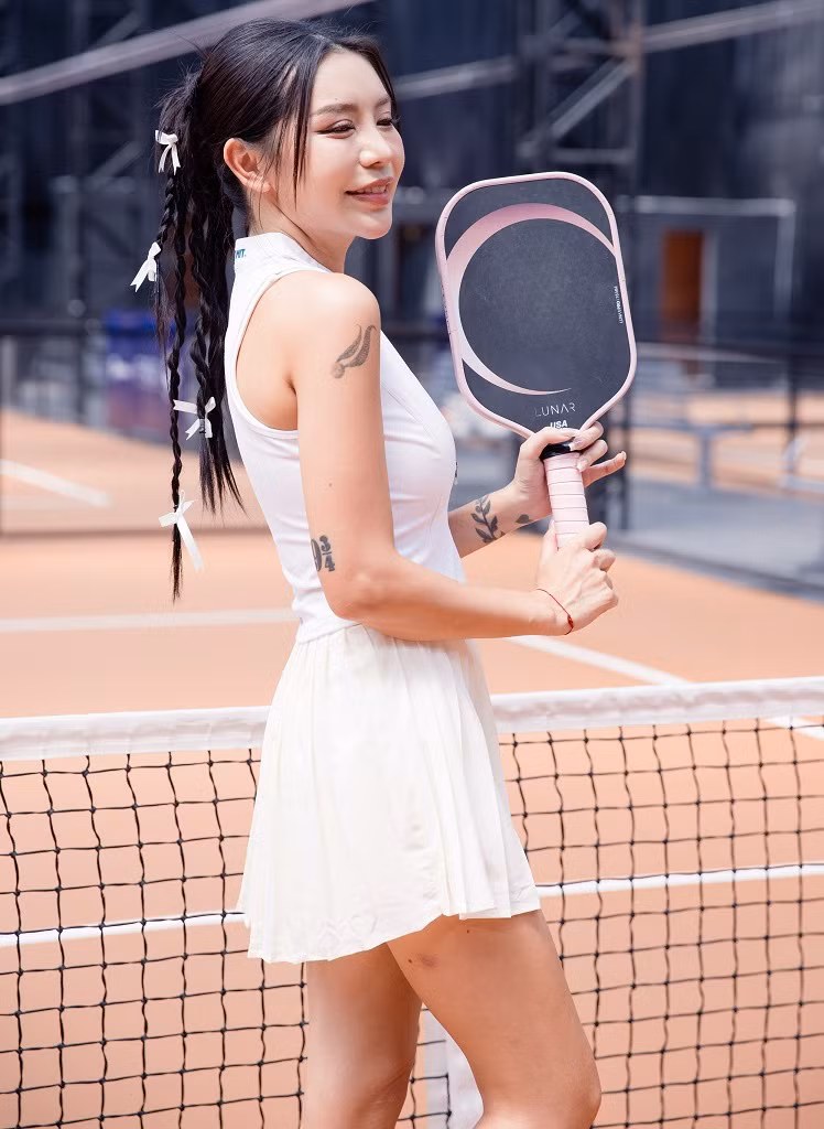 Thời gian gần đây, môn thể thao pickleball nổi lên như một xu hướng mới, thu hút sự quan tâm của giới trẻ nhờ tính linh hoạt, dễ tiếp cận và đầy hứng khởi.