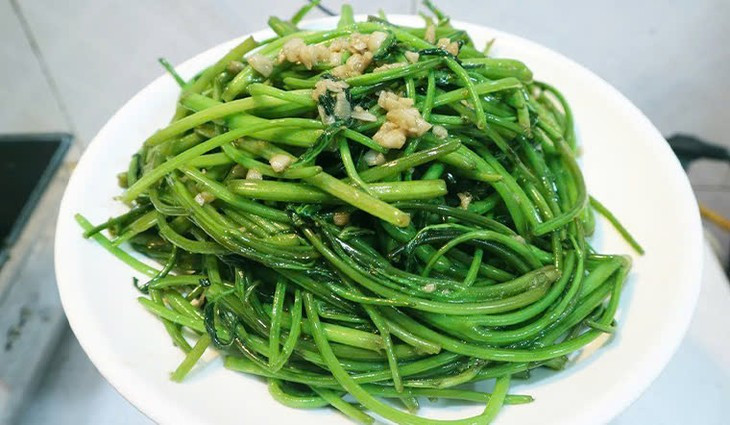  Cải thiện tình trạng béo phì: Cây rau khoai lang chứa rất ít tinh bột và nhiều chất xơ nên rất phù hợp với những người bị thừa cân, béo phì. Bổ sung rau lang vào chế độ ăn kiêng vừa làm giảm cảm giác thèm ăn, vừa cung cấp đủ dưỡng chất cho cơ thể. Ảnh Internet