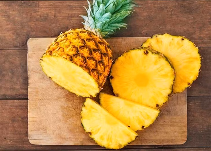 Dứa có hàm lượng phốt pho, kali và natri thấp hơn cam, chuối hoặc kiwi. Nó còn là nguồn cung cấp chất xơ và vitamin A dồi dào. Đồng thời, dứa cũng chứa bromelain, một loại enzyme có thể giúp giảm chứng viêm và làm tan sỏi thận. Ảnh Internet