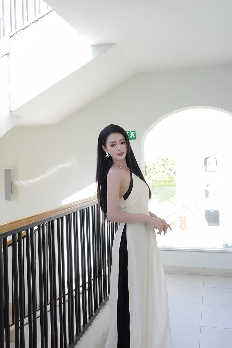 Các cô gái không giấu được sự tò mò và thích thú trước thiết kế đậm chất Việt Nam này, khẳng định sự tinh tế và bản sắc văn hóa mà Khánh Linh mang đến cuộc thi.