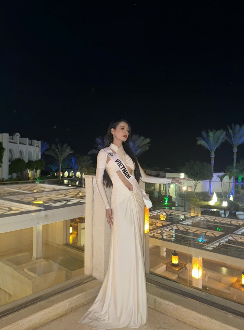 Khánh Linh đã nhận sash từ đương kim Miss Intercontinental 2023, chính thức bước vào hành trình chinh phục vương miện tại cuộc thi.