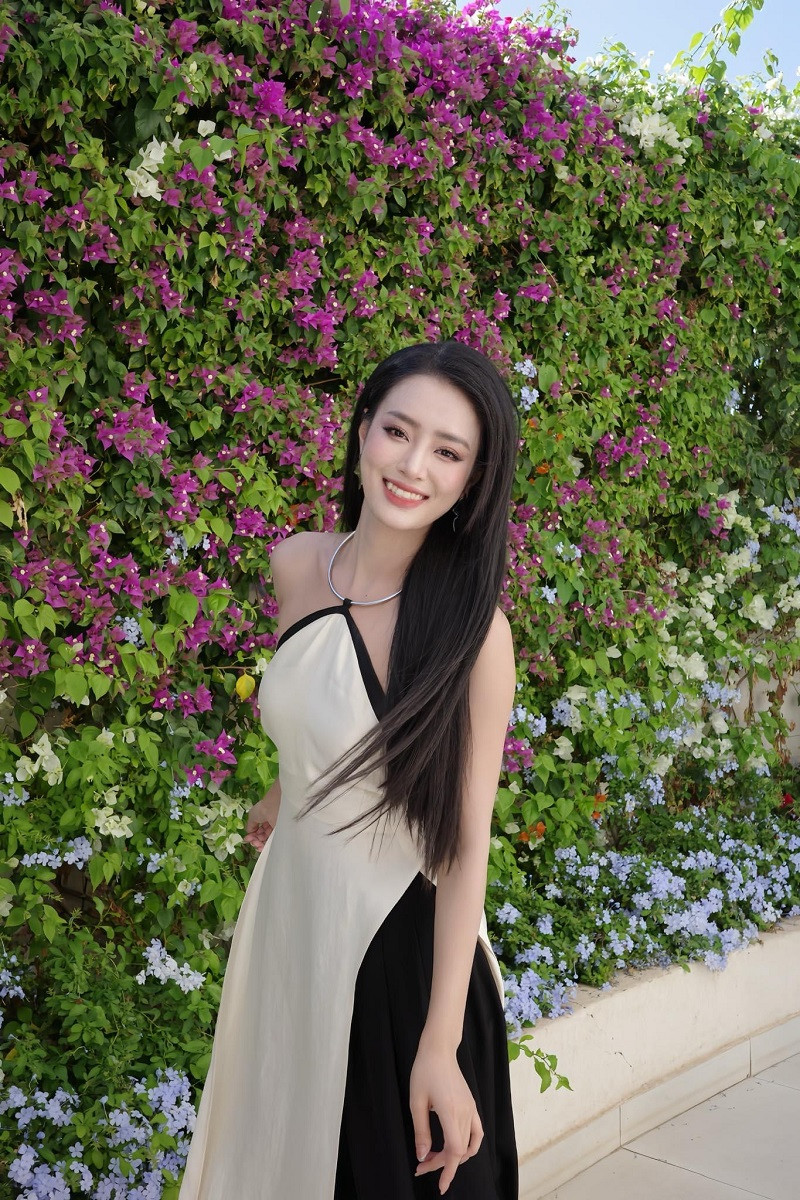 Sự tự tin, duyên dáng của cô còn được thể hiện qua khả năng giao tiếp ngoại ngữ lưu loát, giúp Khánh Linh ghi điểm mạnh mẽ với đại diện các quốc gia và người hâm mộ trong nước.