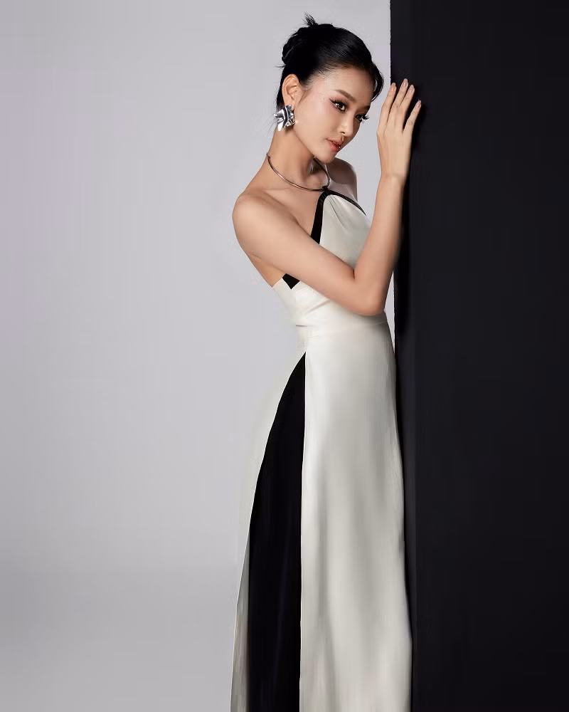 Một điểm nhấn đáng chú ý trong hành trình đầu tiên tại Ai Cập của Khánh Linh là chiếc áo dài cách tân cổ yếm, đã nhận được nhiều lời khen ngợi từ người hâm mộ và đặc biệt là các thí sinh đến từ các quốc gia khác.