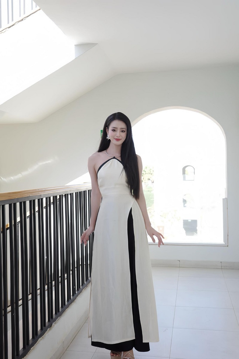 Khánh Linh đã tinh tế chuẩn bị những món quà đặc biệt mang đậm bản sắc văn hóa Việt Nam dành tặng các thí sinh khác, trong đó có cà phê.