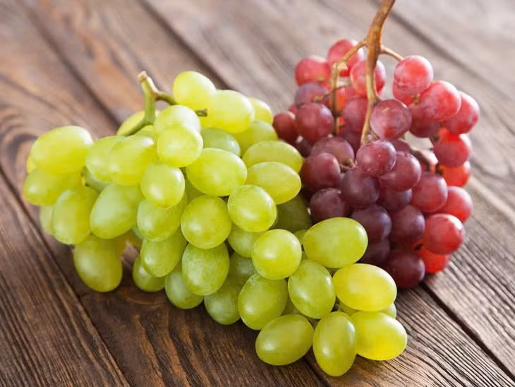  Nho: Là nguồn cung cấp dồi dào chất chống ô xy hóa, trong đó có resveratrol, anthocyanin và flavonoid. Các hợp chất này có khả năng chống lại căng thẳng ô xy hóa và giảm viêm nhiễm trong cơ thể. Đặc biệt, nhiều bằng chứng nghiên cứu đã cho thấy nhiều lợi ích sức khỏe của chất chống ô xy hóa resveratrol, chẳng hạn như cải thiện sức khỏe tim mạch và bảo vệ trước một số loại ung thư. Ảnh minh họa