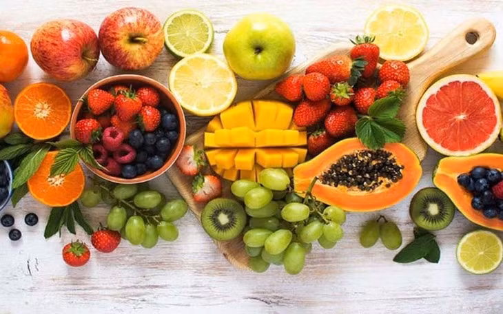  Lưu ý khi ăn hoa quả cả vỏ: Để ăn cả vỏ an toàn bạn nên chọn mua trái cây sạch an toàn. Rửa quả dưới vòi nước chảy. Ngâm quả trong nước kiềm hoặc nước rửa hoa quả chuyên dụng. Khi mua hoa quả về nên sử dụng ngay để giữ được nhiều vitamin và dinh dưỡng.