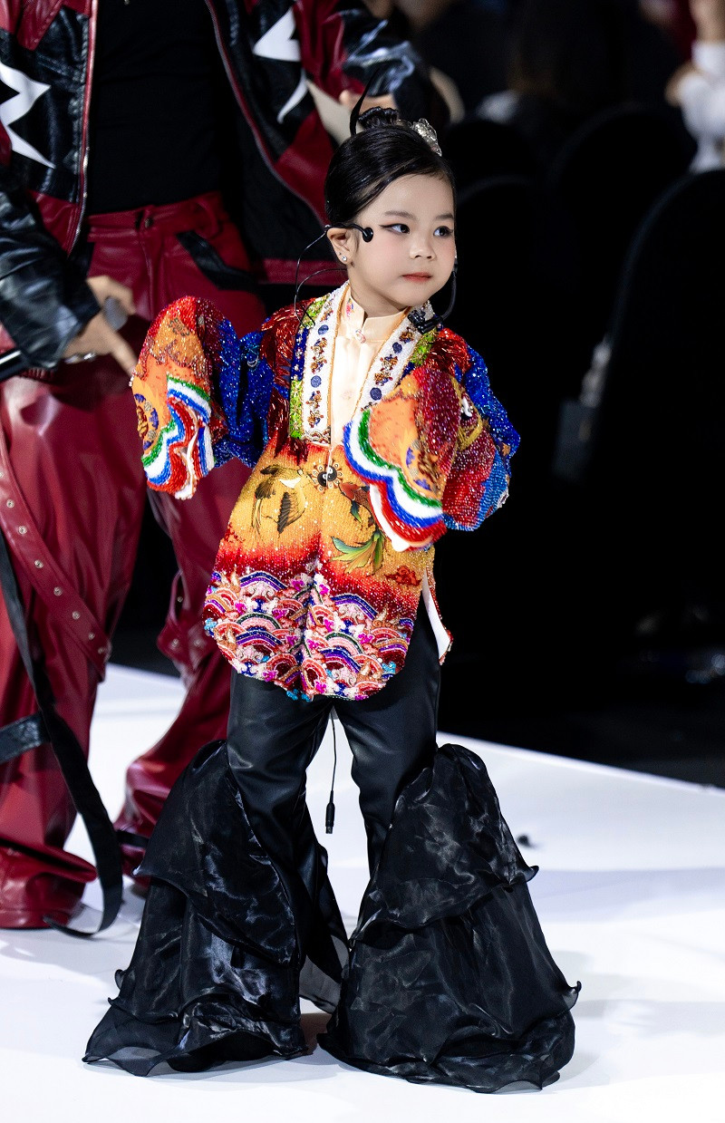 Được biết bộ trang phục của bé Bảo Châu khắc hoạ hình ảnh con cá bống trong truyện cổ tích Tấm Cám. Thiết kế mô phỏng trang phục Nhật Bình đính pha lê Ấn Độ nặng tới 8 kg.