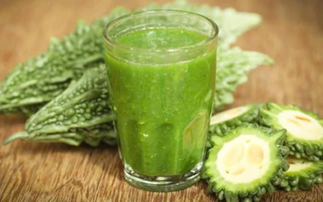 Mướp đắng tuy có vị đắng nhưng lại là "vũ khí sắc bén" cho việc giảm cân. Mướp đắng có chứa charantin, có tác dụng ngăn chặn sự hấp thụ chất béo, thanh nhiệt, giải độc, giảm hỏa và giảm sưng tấy.