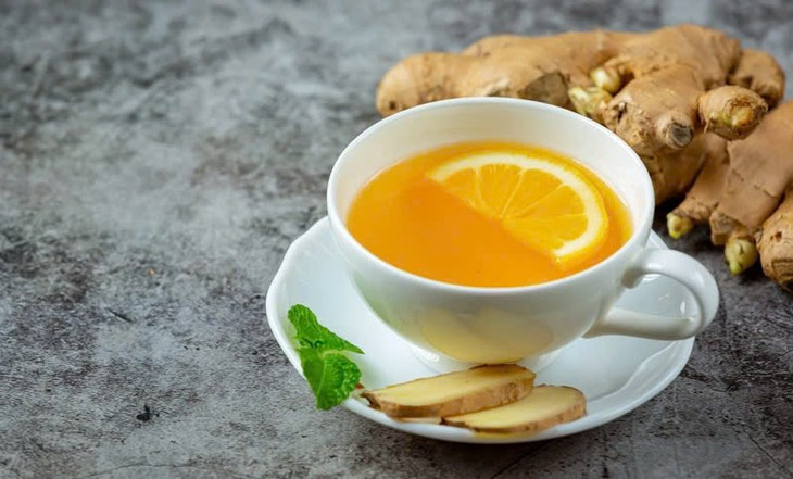 Trà gừng có tác dụng làm dịu cơn đau dạ dày, giảm đầy hơi và viêm nhiễm trong đường tiêu hóa. Nhờ đó, loại trà này sẽ giảm chướng bụng và giúp tránh tình trạng bụng lớn hơn do tích khí trong ruột. Không những vậy, trà gừng còn có tác dụng tăng cường trao đổi chất, giúp cơ thể đốt nhiều calo hơn. Đốt nhiều calo sẽ thúc đẩy quá trình giảm cân hiệu quả.