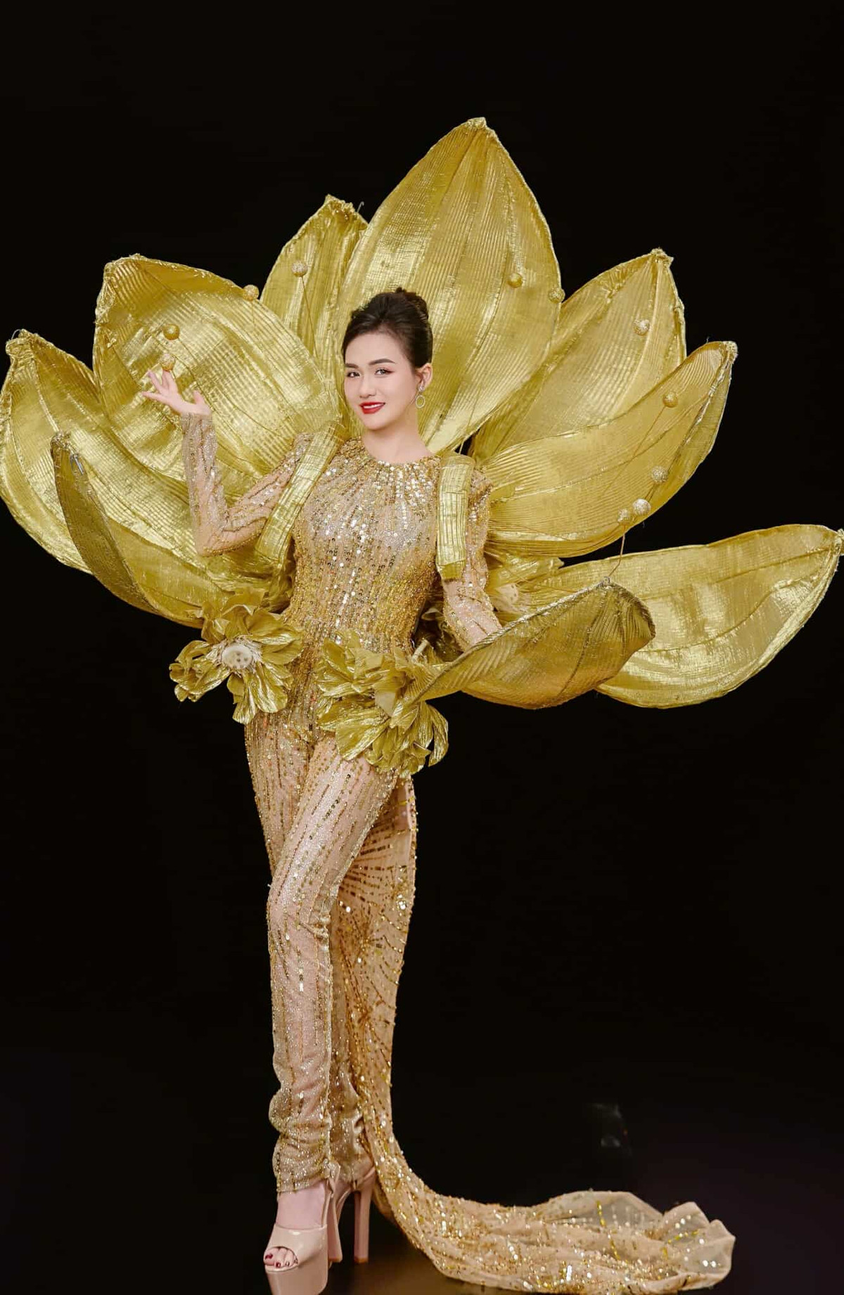Vu Thi Hoa dang quang Mrs Earth International 2024-Hinh-6