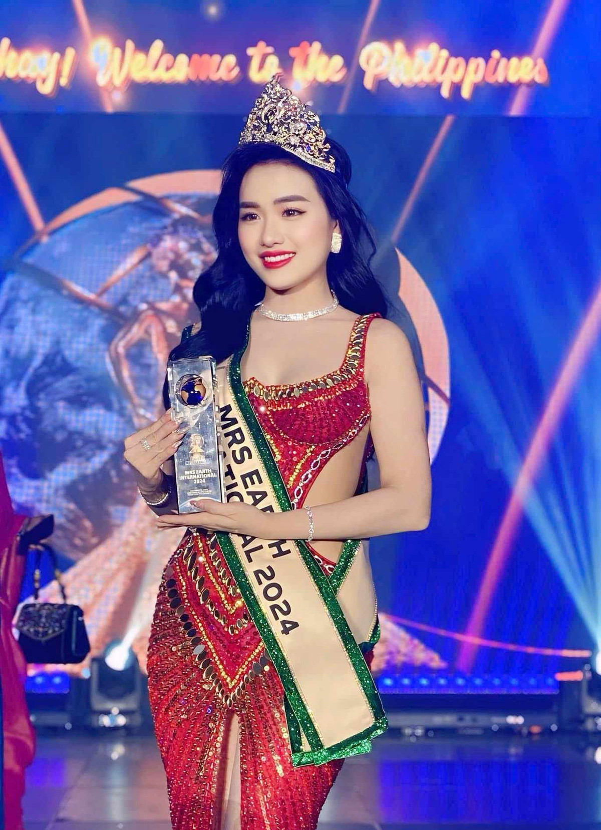 Vu Thi Hoa dang quang Mrs Earth International 2024-Hinh-2