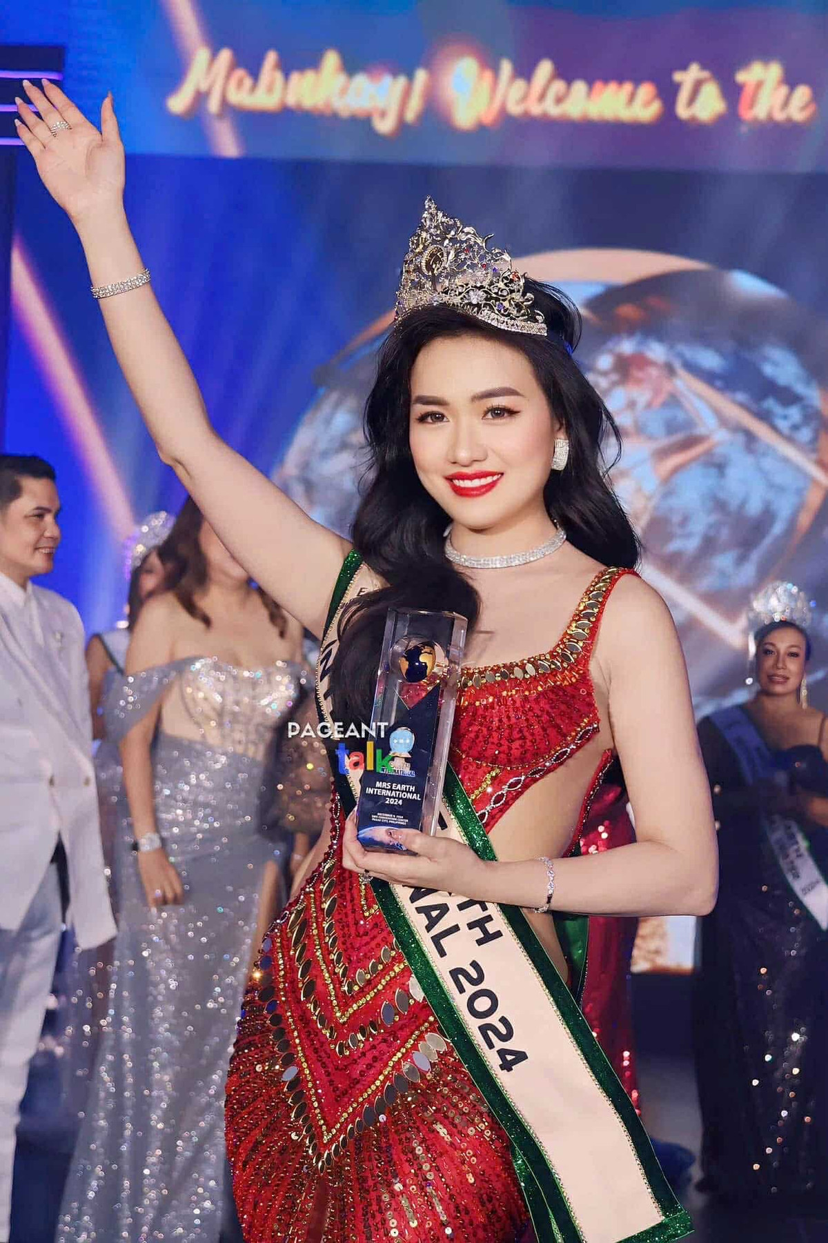 Vu Thi Hoa dang quang Mrs Earth International 2024