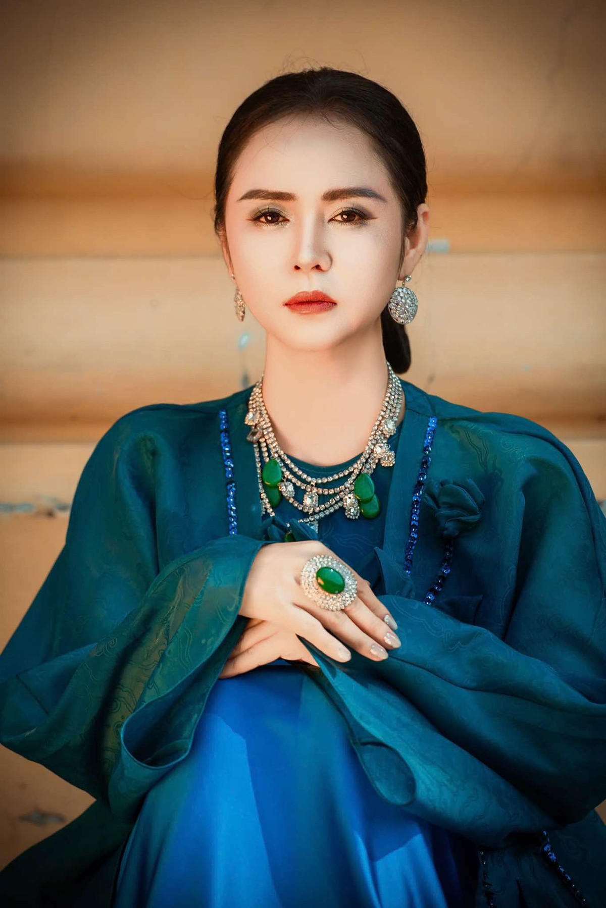 “Không chỉ riêng với người phụ nữ, áo dài còn là niềm tự hào của cả cộng đồng. Chính vì thế, chúng tôi muốn mang đến những sản phẩm tinh tế, ấn tượng nhất trong chương trình lần này. Đó sẽ là những thiết kế độc đáo nhất mà Hương Queen trình diễn cho khán giả và sẽ ra mắt vào cuối năm, trong mùa lễ hội. Tà áo dài dịu dàng nhưng lộng lẫy, kiêu sa luôn mang đậm giá trị văn hóa tinh thần của Hà Nội, của Việt Nam kết tinh lan tỏa tới mọi phương trời”, cô chia sẻ.