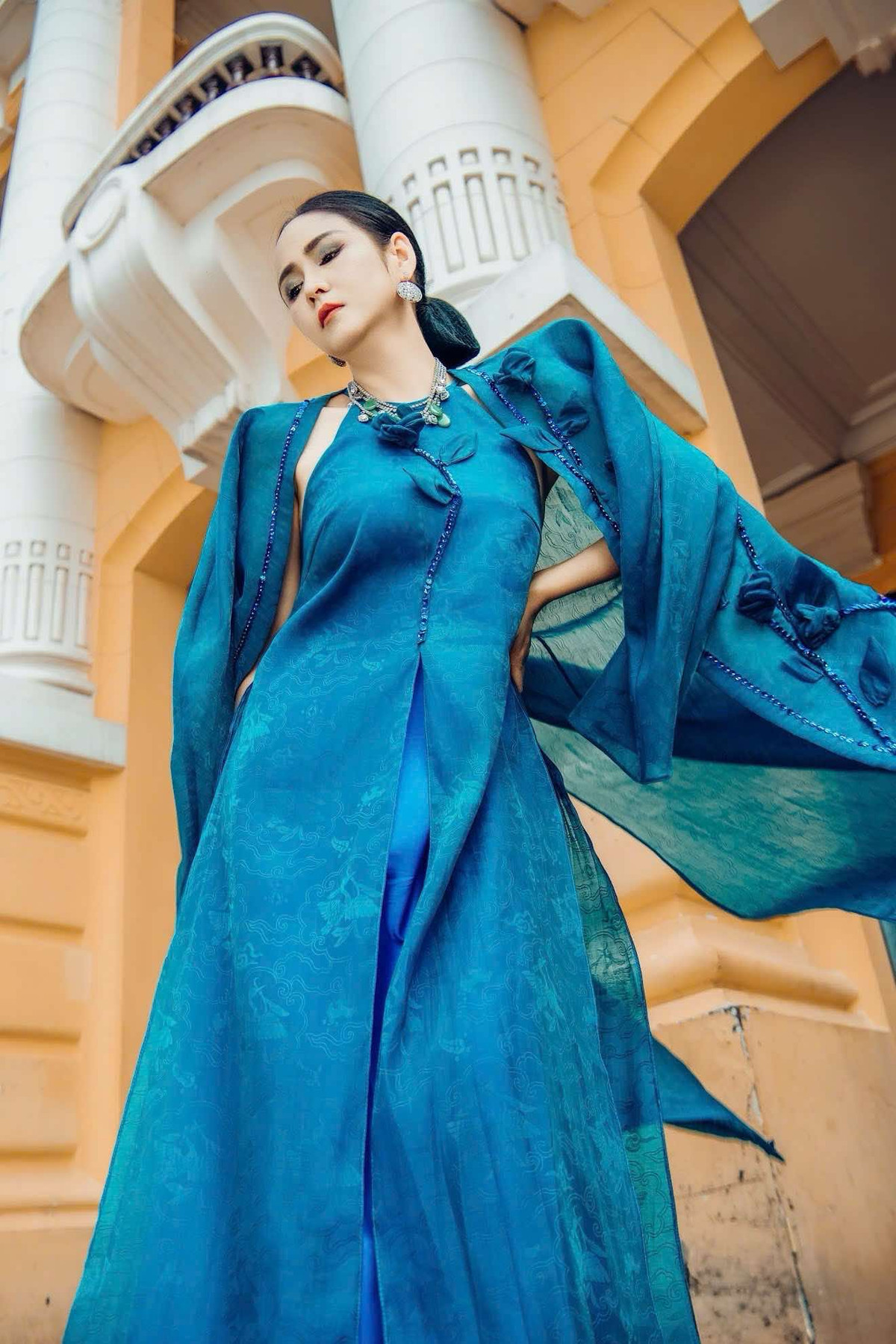 Siêu mẫu Hạ Vy cho biết, sẽ có 6 nhà thiết kế và thương hiệu thời trang tham gia “Bước chân di sản lần 2”, đó là: SeveUomo, áo dài Kenny Thái, áo dài Quyên Nguyễn, áo dài Hương Queen, áo dài Ngân An và nhà thiết kế Hà Trịnh.