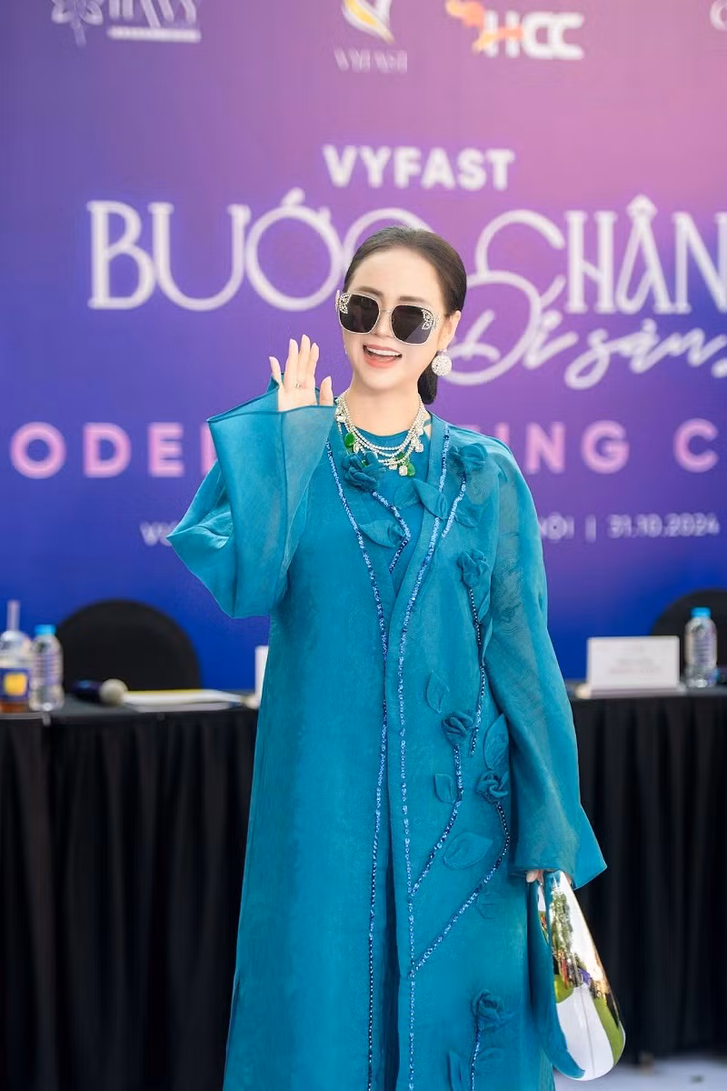 Theo đó, "Nữ hoàng hoa hồng" còn cho biết thêm, thương hiệu Áo dài &amp; Dạ hội Hương Queen sẽ mang đến BST The Queen trong đêm diễn của "Bước chân di sản 2”.