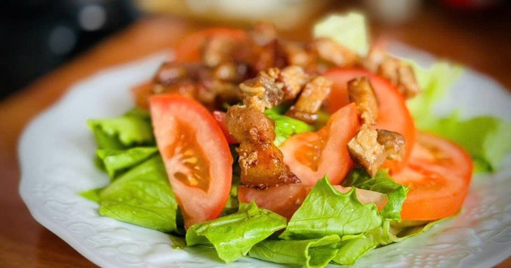  Cải thiện miễn dịch: Rau diếp rất giàu vitamin C nên có thể tăng cường sức khỏe của hệ miễn dịch. Rau diếp thơm lại rất lành tính, ít gây dị ứng nên rất phù hợp với những người cần được phục hồi sau phẫu thuật. Ảnh minh họa