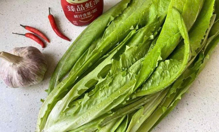  Hỗ trợ giảm cân: 100g rau diếp thơm chỉ chứa 15 calo. Hàm lượng calo thấp cùng với chất xơ dồi dào giúp bạn nhanh no, làm giảm cảm giác thèm ăn. Nhờ thế, hỗ trợ quá trình giảm cân, kiểm soát lượng thức ăn nạp vào cơ thể. Ảnh minh họa