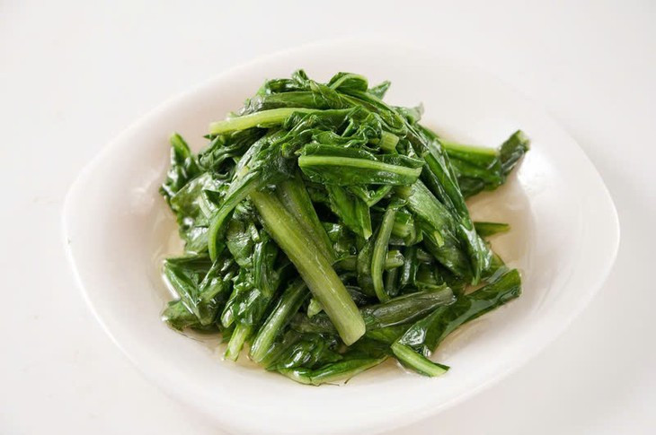  Nhuận tràng, điều trị táo bón, thanh nhiệt: rau diếp thơm chứa nhiều nước, chất xơ, các loại vitamin, khoáng chất. Do đó, rau diếp thơm giúp thanh lọc cơ thể, hỗ trợ hoạt động của hệ tiêu hóa. Chất xơ tốt cho hệ lợi khuẩn đường ruột, tăng cường sức khỏe hệ tiêu hóa. Ảnh minh họa