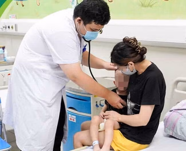 Cuu 2 tre ngo doc hoa thuy tien, bac si canh bao