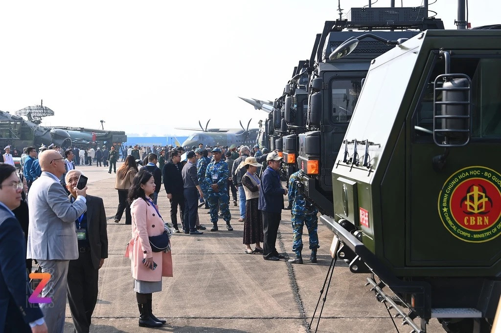 Để đáp ứng nhu cầu của nhân dân, Ban tổ chức quyết định kéo dài thời gian mở cửa đón tiếp người dân tham quan triển lãm đến 12h, ngày 23/12.