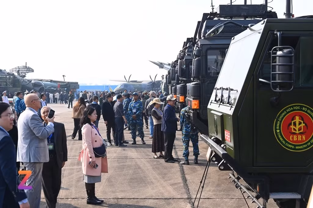 Để đáp ứng nhu cầu của nhân dân, Ban tổ chức quyết định kéo dài thời gian mở cửa đón tiếp người dân tham quan triển lãm đến 12h, ngày 23/12.