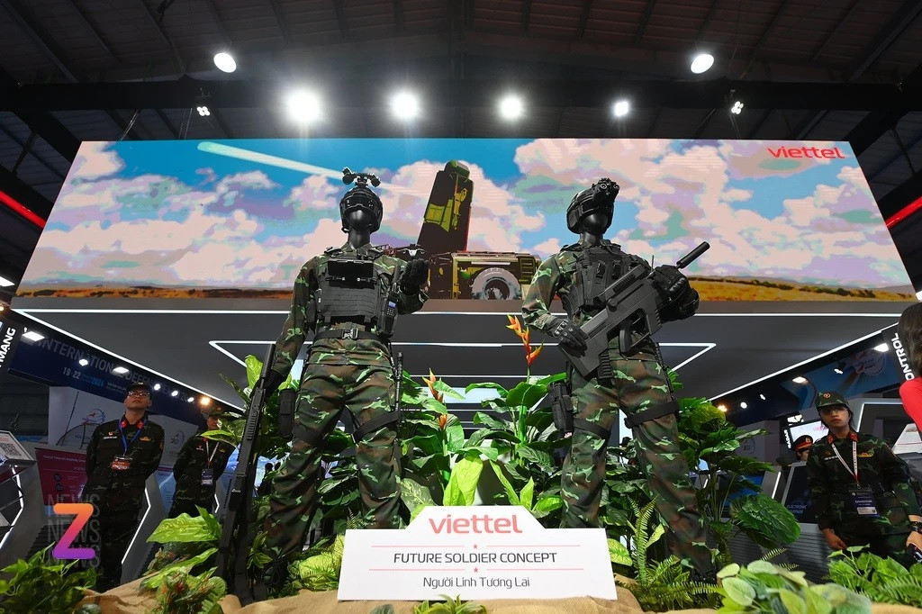 Bộ trang bị mang tên "Người lính tương lai" với nhiều tính năng hỗ trợ chiến đấu hiện đại, tích hợp AI lần đầu ra mắt công chúng. Đây là mẫu trang bị mang tính ý tưởng, được Viettel xây dựng trên nền tảng tích hợp vũ khí thông minh, thu thập xử lý trao đổi thông tin, kết nối người lính thành một phần của mạng lưới chiến trường.