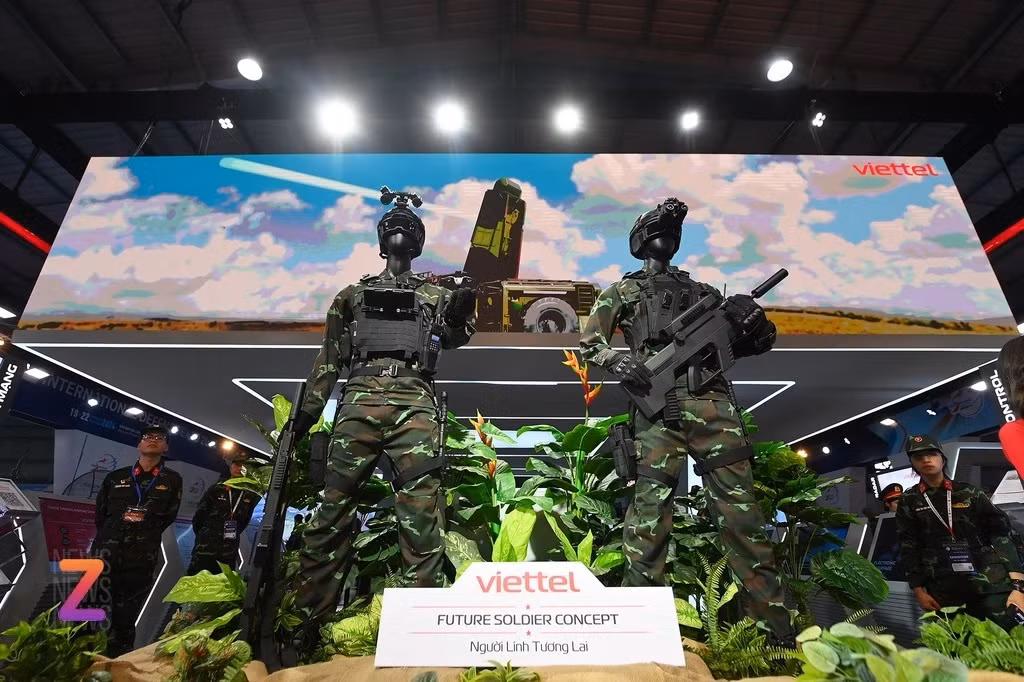 Bộ trang bị mang tên "Người lính tương lai" với nhiều tính năng hỗ trợ chiến đấu hiện đại, tích hợp AI lần đầu ra mắt công chúng. Đây là mẫu trang bị mang tính ý tưởng, được Viettel xây dựng trên nền tảng tích hợp vũ khí thông minh, thu thập xử lý trao đổi thông tin, kết nối người lính thành một phần của mạng lưới chiến trường.