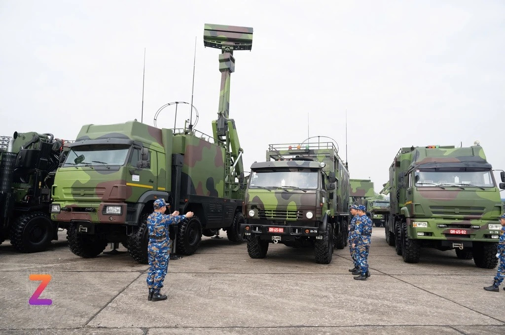 Tổ hợp tên lửa đất đối hải Trường Sơn do Tập đoàn Công nghiệp - Viễn thông Quân đội (Viettel) nghiên cứu và phát triển. Đây là tổ hợp tên lửa bắn từ bờ, cơ động, có thể bắn các loại đạn tên lửa hành trình đối hạm, có khả năng tiêu diệt các tàu mặt nước và các phương tiện nổi trên biển. Hỏa lực được điều khiển ở chế độ chiến đấu tập trung; có khả năng tính toán phần tử bắn và tự động xác định quỹ đạo bay của đạn tên lửa.