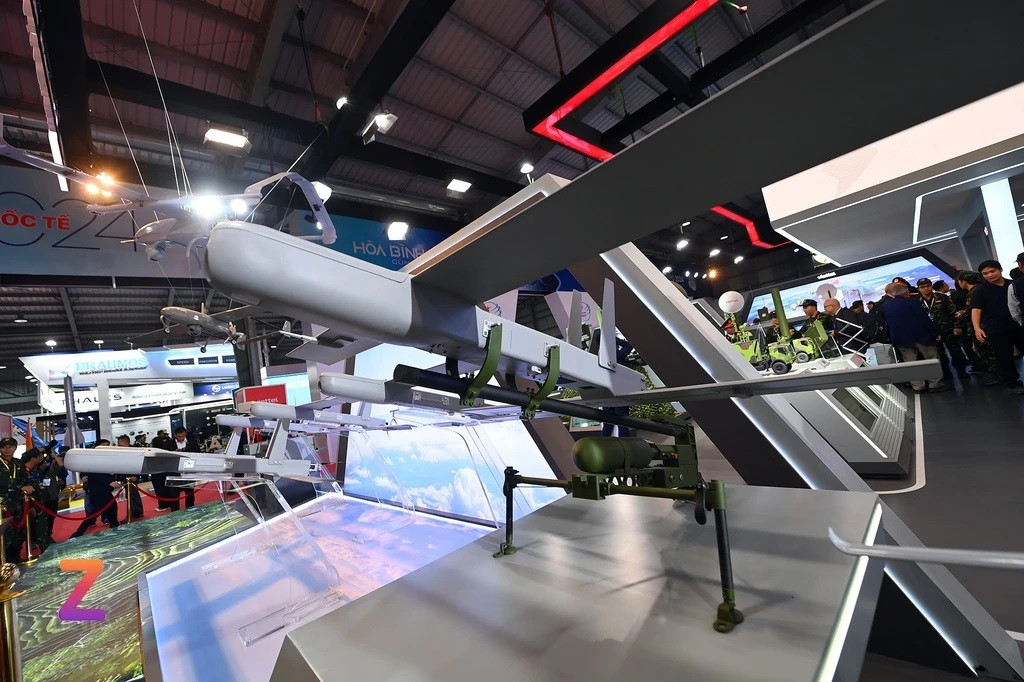 Các doanh nghiệp trong và ngoài nước tham gia trưng bày, giới thiệu các phương tiện chiến đấu, giải pháp công nghệ, vũ khí, trang bị sử dụng cho lực lượng hải quân, lục quân, phòng không - không quân, tác chiến không gian mạng và các trang thiết bị hậu cần, kỹ thuật.