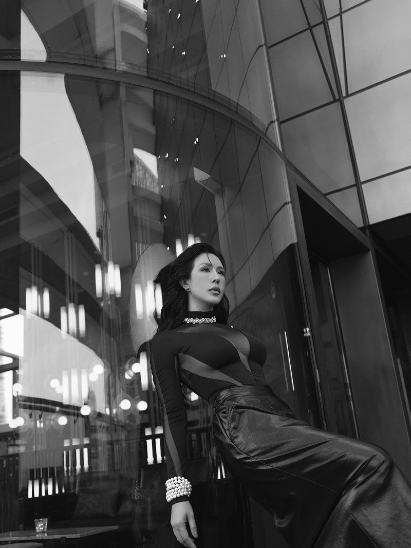 Nữ doanh nhân vừa tham gia lĩnh vực giải trí vừa kinh doanh về sắc đẹp, có mối quan hệ thân thiết với nhiều ngôi sao lớn của Vbiz.