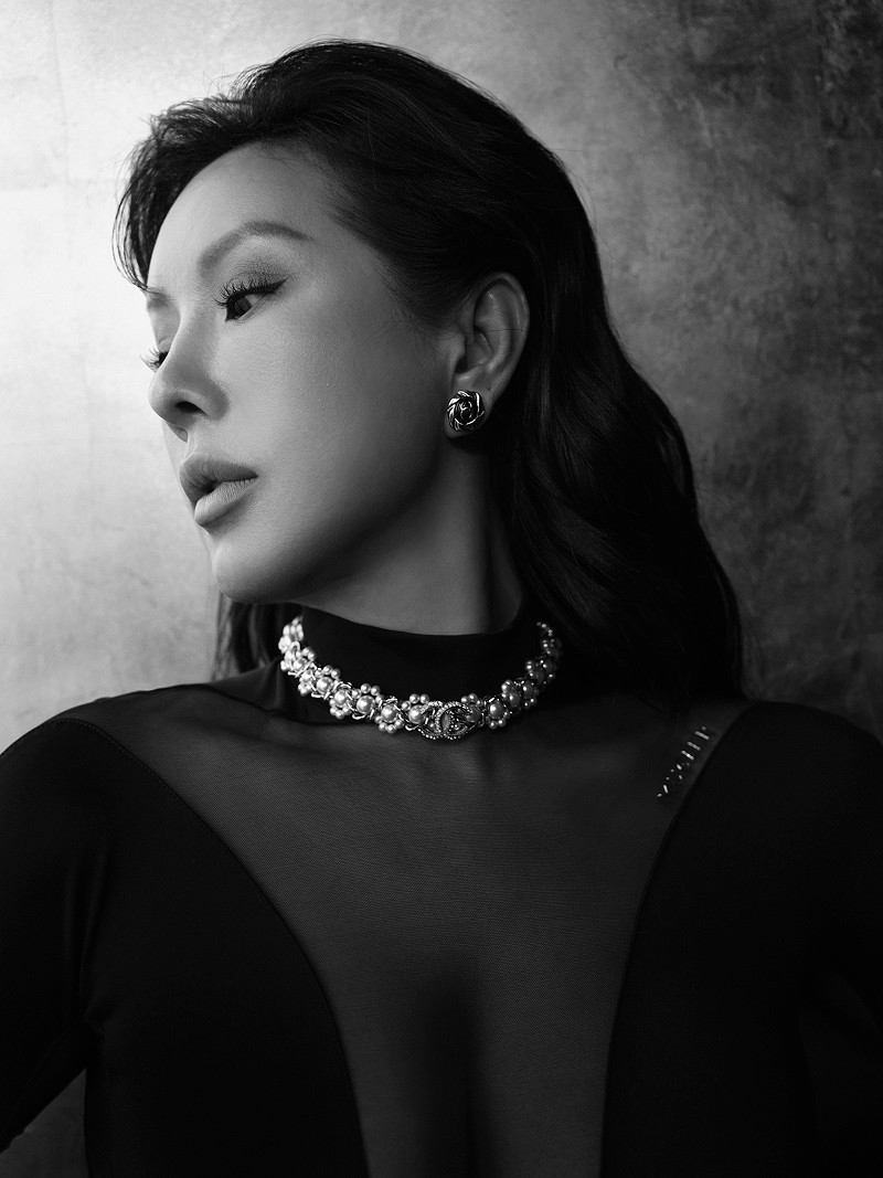 Hoa hậu Thu Hoài sinh năm 1976. Cô đoạt giải Hoa hậu Phu nhân người Việt Toàn cầu năm 2012 tại Mỹ.