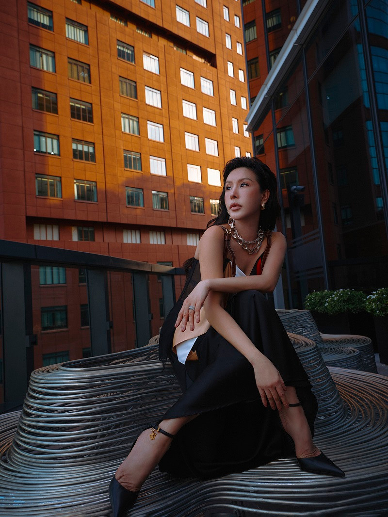 Bà mẹ 3 con thể hiện sự tinh tế trong cách phối đồ, trang điểm tôn vẻ đẹp sang trọng và không kém phần cá tính.