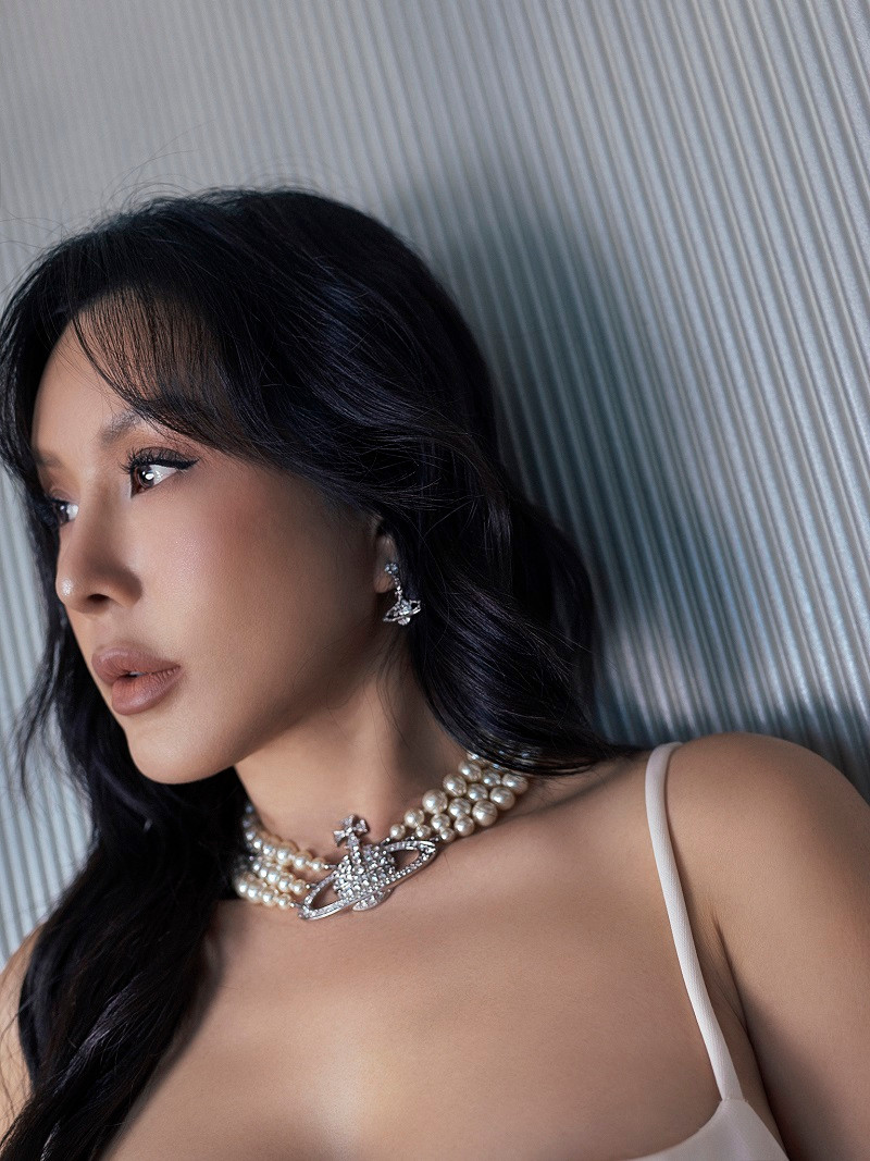 Năm 2024, cô được vinh danh ở hạng mục “Women of Beauty” trong chiến dịch tôn vinh “Women of Our Time 2024 - Những người phụ nữ thời đại” do một ấn bản thời trang cao cấp toàn cầu tổ chức hàng năm.