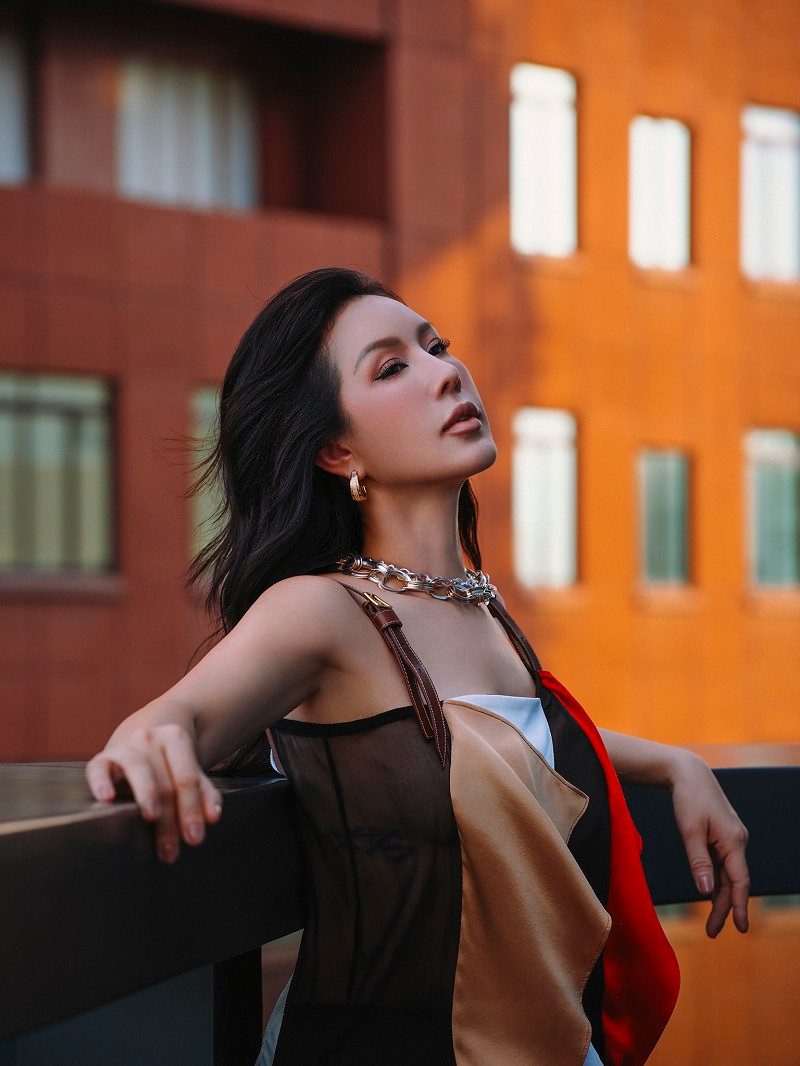 Nhân ngày sinh nhật 24/10, Hoa hậu Thu Hoài đã chia sẻ loạt khoảnh khắc đầy trẻ trung, quyến rũ.