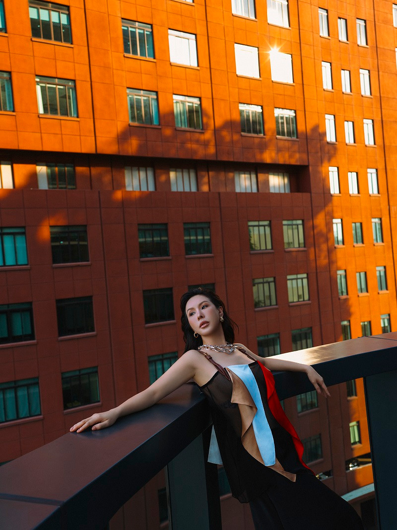 Thu Hoài chia sẻ, trong tháng sinh nhật, cô liên tục nhận được những món quà bất ngờ từ các cộng sự và con cái.