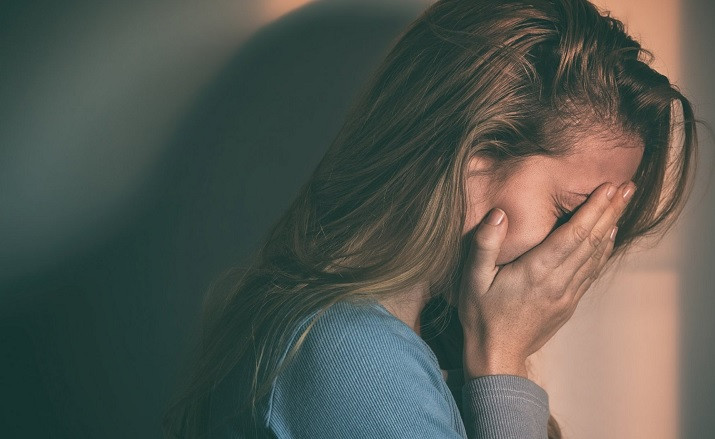 Phat hien chiec ao nguc trong hanh ly cua chong, toi bat khoc