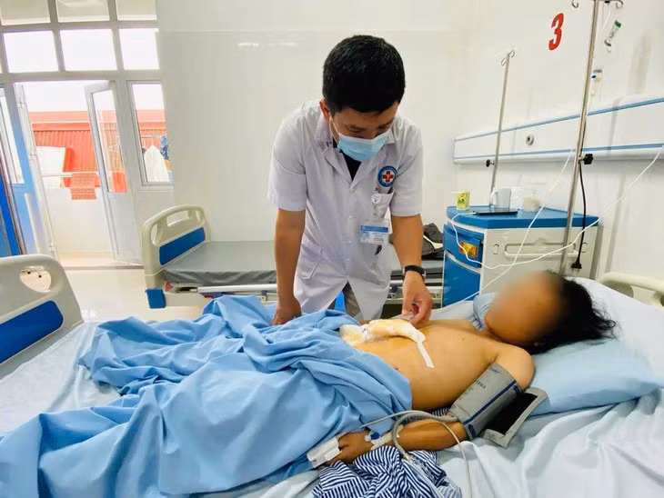 Cứu bé 11 tuổi sốc đa chấn thương do tai nạn giao thông Cuu be 11 tuoi soc da chan thuong do tai nan giao thong