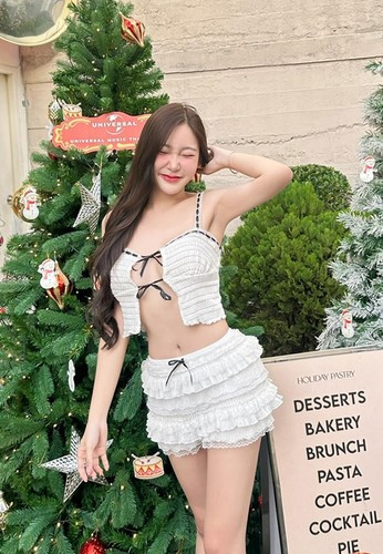 Họ cho rằng trang phục của hot girl người Thái Lan hở hang quá đà, không nên diện ở nơi công cộng.