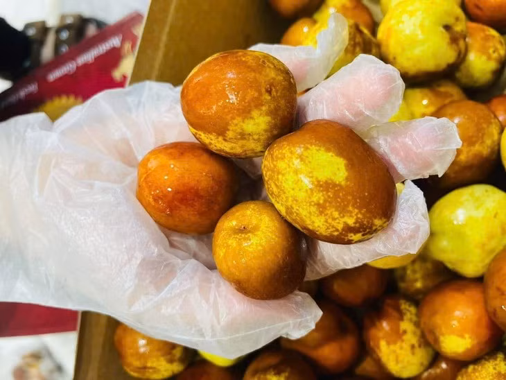 Giảm cholesterol xấu: cholesterol xấu là thủ phạm gây ra xơ vữa động mạch, làm hẹp lòng mạch máu, cản trở lưu thông máu, tăng nguy cơ đột quỵ và nhồi máu cơ tim. Bằng cách giảm cholesterol xấu, hồng táo góp phần ngăn ngừa xơ vữa động mạch, duy trì độ đàn hồi của thành mạch, giúp máu lưu thông dễ dàng hơn. Ảnh Internet