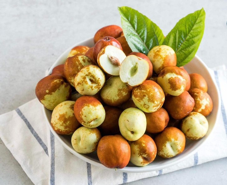 Tốt cho tim mạch: Hồng táo không chỉ là một loại quả thơm ngon, bổ dưỡng mà còn là "người bạn" tuyệt vời cho sức khỏe tim mạch. Bởi lẽ, ẩn chứa bên trong lớp vỏ đỏ au ấy là một nguồn dồi dào các chất chống oxy hóa, bao gồm flavonoid, polyphenol và vitamin C. Những "chiến binh" này có khả năng trung hòa các gốc tự do - nguyên nhân chính gây tổn thương tế bào và dẫn đến các bệnh lý tim mạch. Ảnh Internet