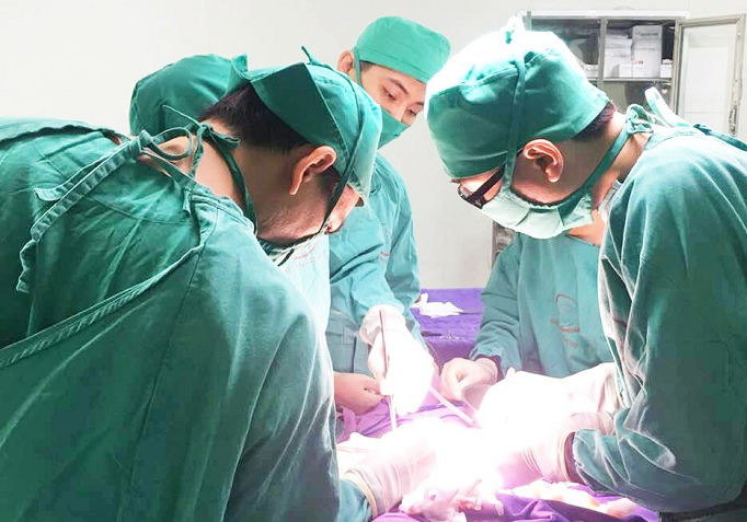 Cuu song tre so sinh bi hoai tu ruot tu trong bung me