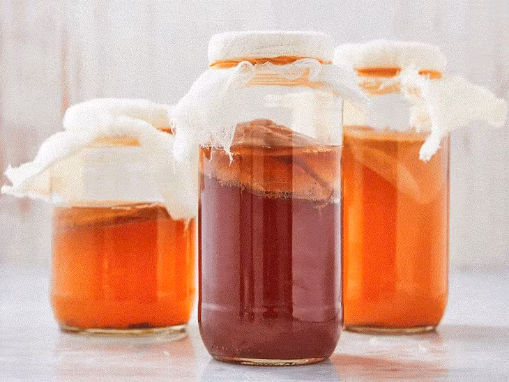  Giúp cơ thể tiêu diệt vi khuẩn: Quá trình lên men của kombucha có thể tạo ra axit axetic, chất này được biết đến là có nhiều trong giấm. Axit axetic có thể tiêu diệt nhiều vi sinh vật gây hại cho cơ thể. Kombucha có thể mang đến đặc tính kháng khuẩn mạnh, đặc biệt chống lại vi khuẩn gây nhiễm trùng và nấm men Candida. Ảnh minh họa