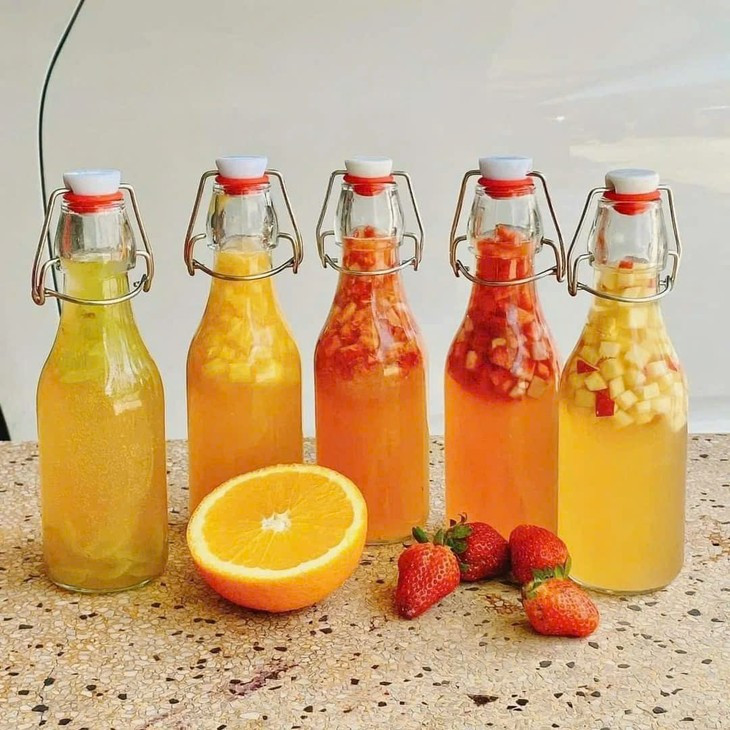  Làm giảm nguy cơ mắc bệnh tim mạch: Trà kombucha có thể giảm cholesterol xấu LDL và tăng cholesterol tốt HDL chỉ trong vòng 30 ngày. Bởi vậy, nó có tác dụng làm giảm nguy cơ mắc bệnh tim mạch rất hiệu quả. Ngoài ra, trà (đặc biệt là trà xanh) bảo vệ các hạt cholesterol LDL khỏi quá trình oxy hóa (nguyên nhân góp phần gây ra bệnh tim mạch). Trên thực tế, các nghiên cứu cũng chỉ ra rằng, những người uống trà xanh có nguy cơ mắc bệnh tim mạch thấp hơn tới 31% so với những người khác.