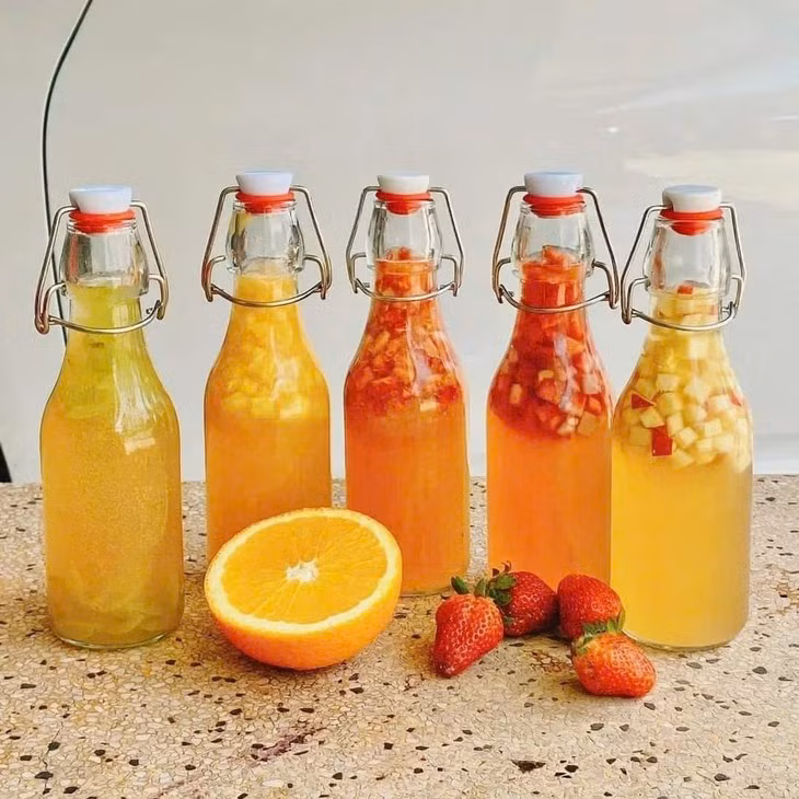  Làm giảm nguy cơ mắc bệnh tim mạch: Trà kombucha có thể giảm cholesterol xấu LDL và tăng cholesterol tốt HDL chỉ trong vòng 30 ngày. Bởi vậy, nó có tác dụng làm giảm nguy cơ mắc bệnh tim mạch rất hiệu quả. Ngoài ra, trà (đặc biệt là trà xanh) bảo vệ các hạt cholesterol LDL khỏi quá trình oxy hóa (nguyên nhân góp phần gây ra bệnh tim mạch). Trên thực tế, các nghiên cứu cũng chỉ ra rằng, những người uống trà xanh có nguy cơ mắc bệnh tim mạch thấp hơn tới 31% so với những người khác.