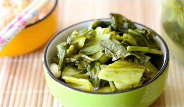  Các loại rau muối: Một loại rau được ưa chuộng rất nhiều trong mâm cơm đó là dưa muối, cải muối... Thực phẩm nhiều muối ảnh hưởng đến lượng đường trong máu nhiều hơn những gì bạn tưởng. Các thực phẩm nhiều muối sẽ làm tăng huyết áp, tăng cân, có thể dẫn đến tình trạng kháng insulin. Chính điều này đồng nghĩa với việc khiến cho insulin hoạt động kém, làm tăng nguy cơ mắc bệnh tiểu đường. Ảnh minh họa