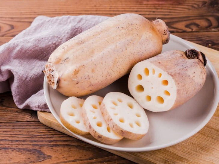  Củ sen: Theo Aboluowang, mặc dù củ sen có chỉ số đường huyết (GI) thấp (GI=32.6), nhưng nó chứa 11.5% carbohydrate. Đối với người tiểu đường, củ sen có thể dùng thay thế một số thực phẩm chủ yếu do nó giàu chất xơ và tạo cảm giác no lâu. Tuy nhiên, không nên ăn quá nhiều củ sen như các loại rau khác. Ảnh minh họa