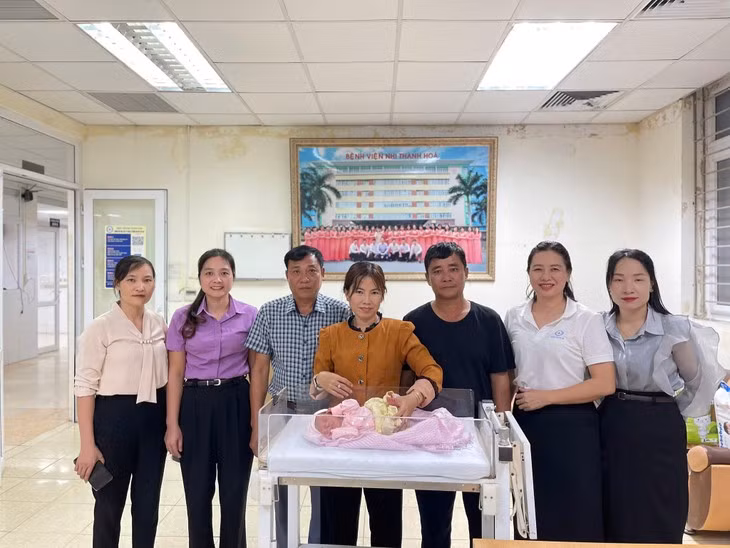 Cuu song be so sinh bi bo roi, gioi bo khap nguoi