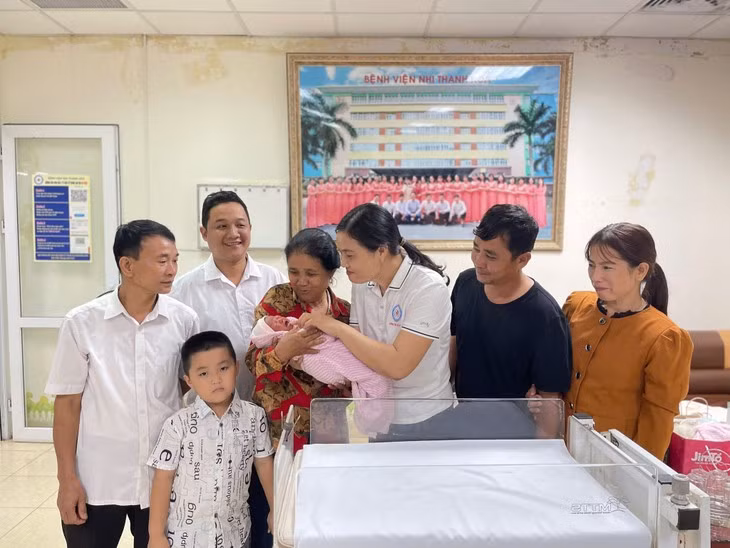 Cuu song be so sinh bi bo roi, gioi bo khap nguoi-Hinh-2